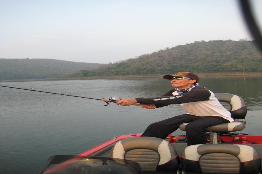 เจิมเรือขอปลาหน่อย โดนแต่ปลาน้อยครับ