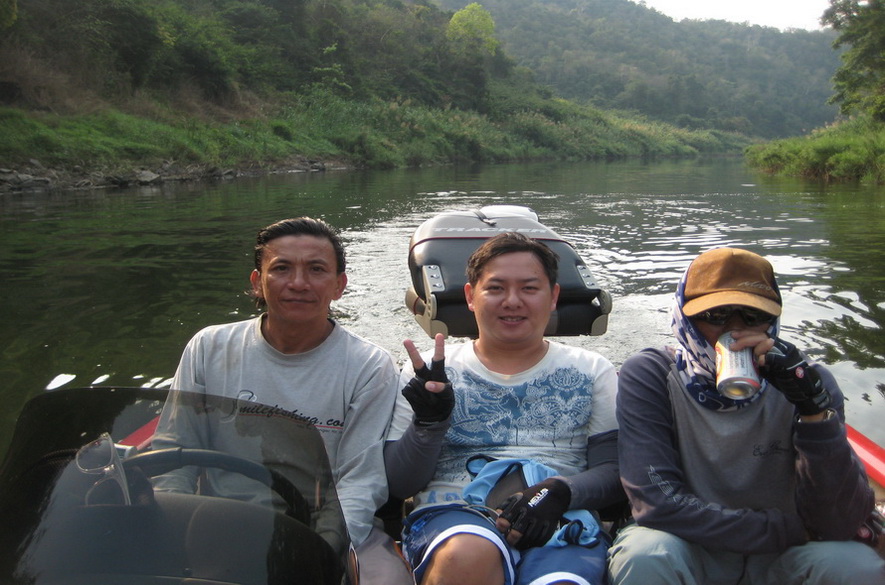 เรือลำนี้มีสิ่งอำนวยความสะดวกสำหรับคนชอบตกปลาครบครับ มีที่เก็บคันเบ็ดหัวเรือ ซ้าย ขวา มีห้องเก็บของ
