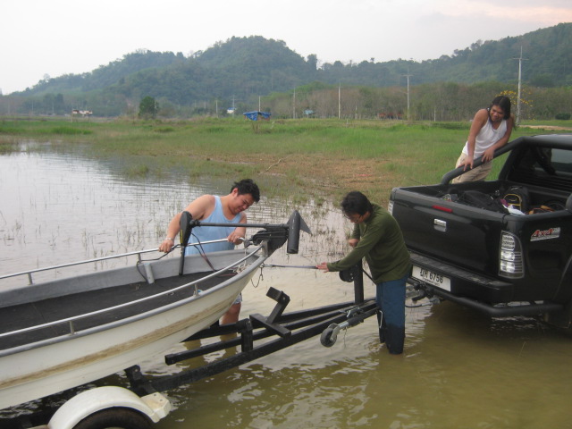 ช่วยๆกันเก็บเรือและสัมภาระครับเพราะต้องขับรถกลับอีกกว่าร้อยโล
-------------------------------------