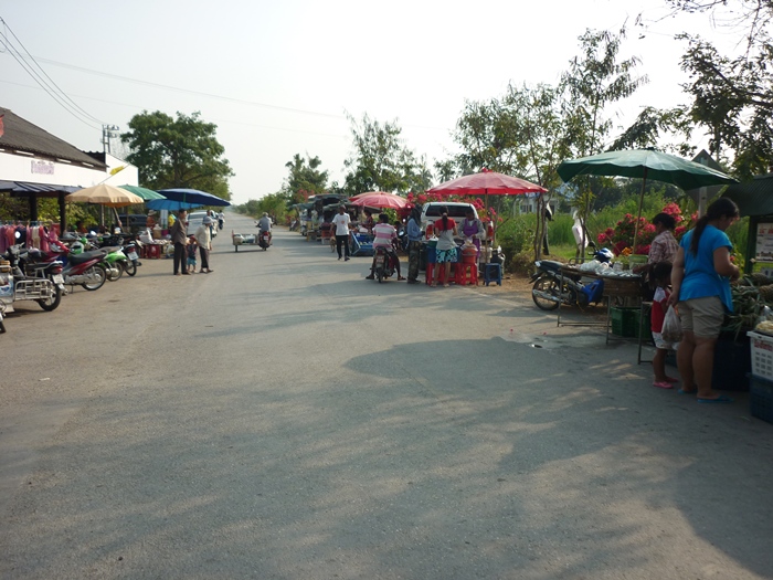 เจ้า..บาสไปซื้อข้าวเหนียวร้านนู้น   ร้านไก่ย่างไม่มีข้าวเหนียว แต่ ร้านข้าวเหนียวไม่มีไก่ย่าง :think