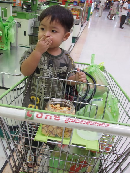 ไปซื้อของกันนิดหน่อยครับ เจ้าตัวเล็ก จัดในห้างเลย ยังไม่ถึงบ้านเลยคร้าบลูก  :cheer: :cheer: