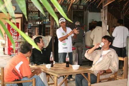 ต้อนรับนักตกปลาทุกท่านเป็นอย่างดี      อัธยาศัยดีจริงๆลุงเขานะ :laughing: :laughing: :laughing: :lau