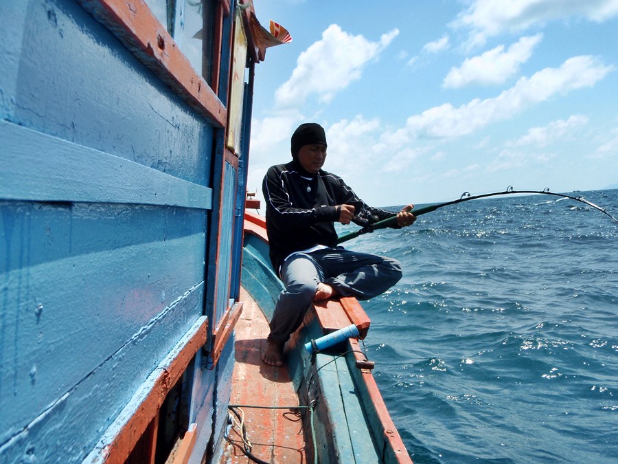   ถึงสายบุรีราวตีห้าครึ่ง แวะเอาของลงเรือ ใช้เวลานิดหน่อยก็ออกเรือทันทีครับ ตอนออกเรือเนี๊ยเหมือนไก่