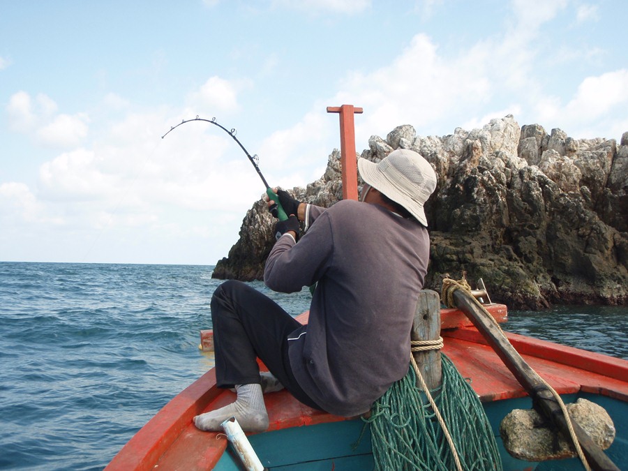   นั่งอัดอยู่หัวเรือขยับไม่ได้เลยครับ กลัวตกเรือ :laughing: