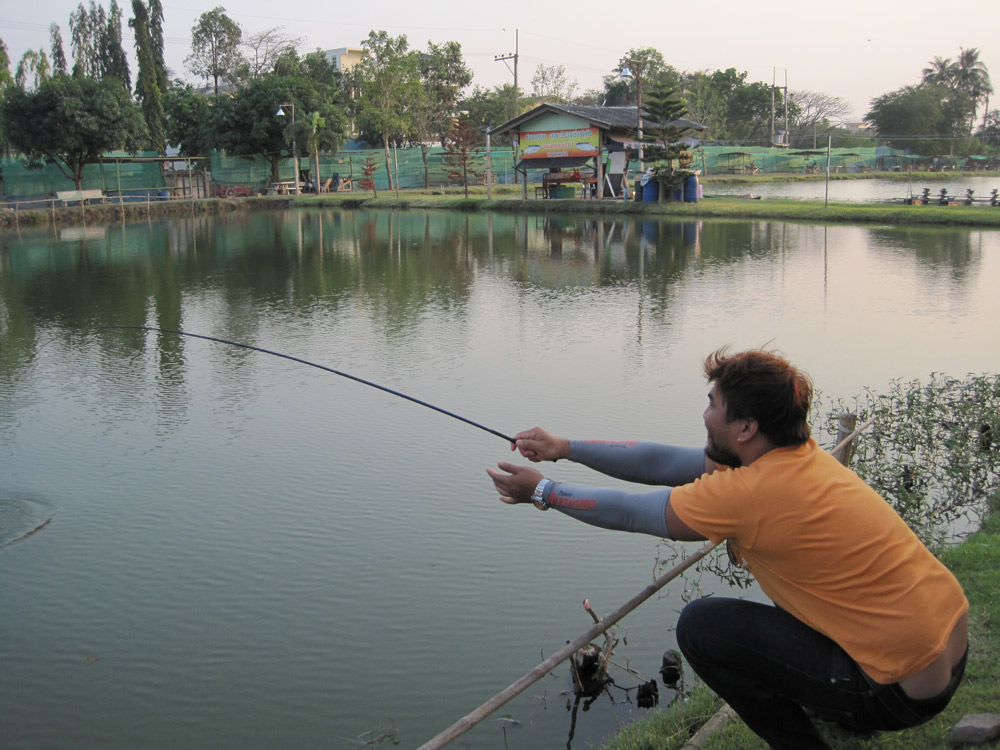 พอสักพักไม่นานนักก็เอาอีกแล้ววววววววววววววววววววววววว ถ่ายไงให้ง่ามดากโผล่ :laughing: :laughing: :la