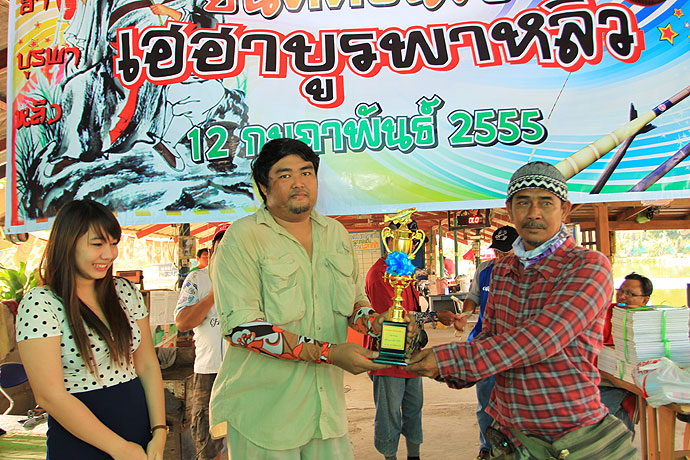 จนถึงเลา 16.00น. หมดเวลาการแข่งขัน ต่อไปเป็นพีธีการแจกถ้วยรางวัล 
จัดไปยาวๆเลย 25 ใบ  