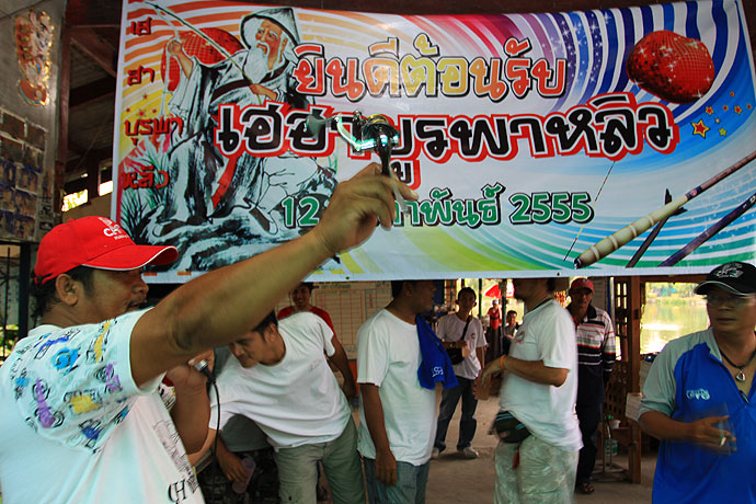 หลังจากแจกรางวัลกันเสร็จเรียบร้อยเป็นช่วงประมูลอุปกรณ์ตกปลา สนุกสนานมากครับ bid ราคากันน่าดู 