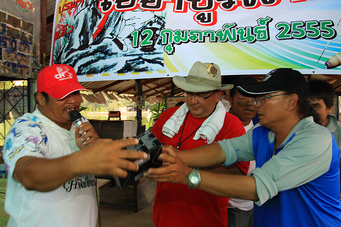 มีทั้งรอกสปินนิ่ง รอกตีเหยื่อปลอม รอกตกปลายี่ห้อ Isuzu 