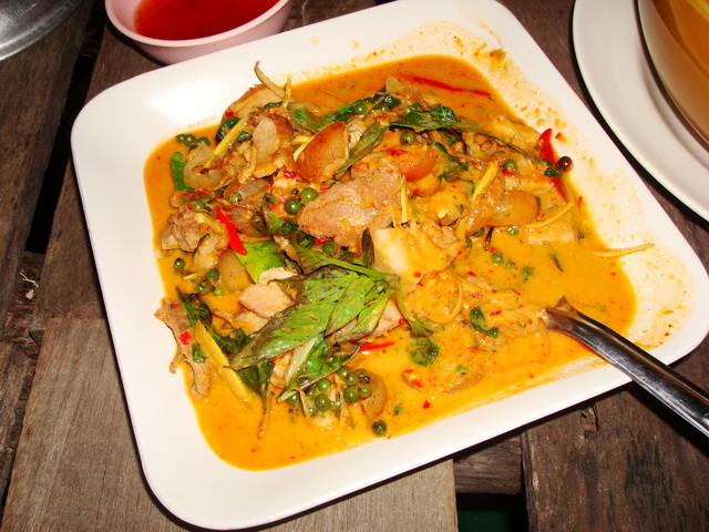 ผัดเผ็ดหมูป่า หมูป่าเนื้อนุ่ม หนังกรุบๆ พริกไทยอ่อน เข้าถึงรสชาติ เสริฟมากับข้าวสวยร้อน + นำปลาพริกร