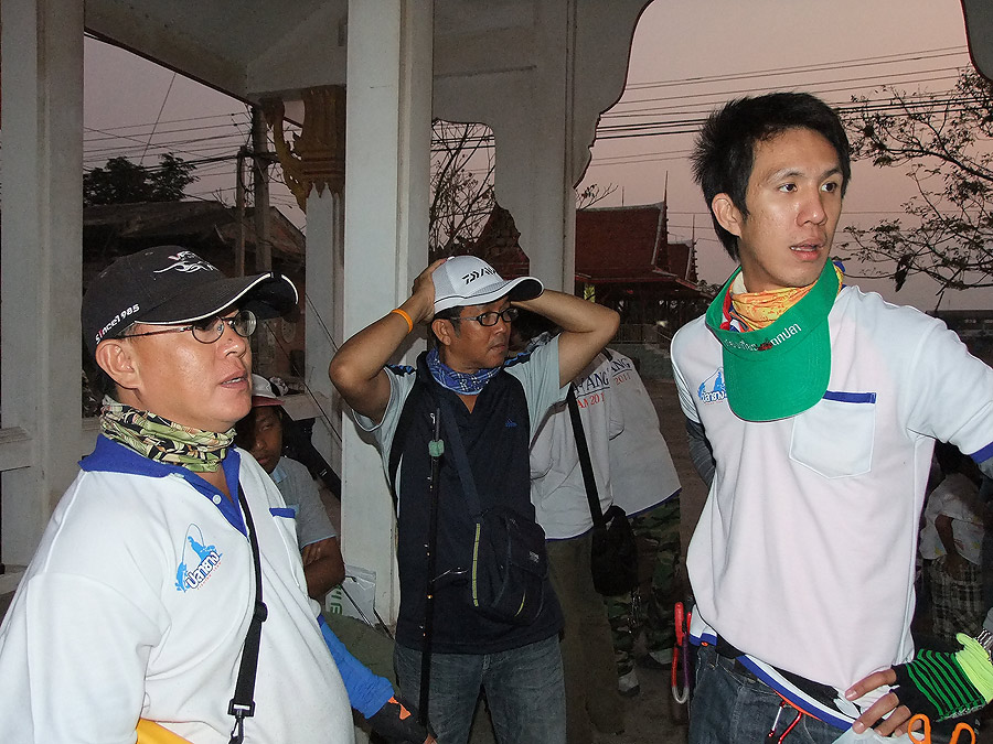[b]คนกลาง น้าออม ครับ (ต้องขอขอบคุณ น้าออม กับคุณแม่ ด้วยครับ ที่เอา หอยดอง มาให้พวกเรา หม่ำกันทุกคน