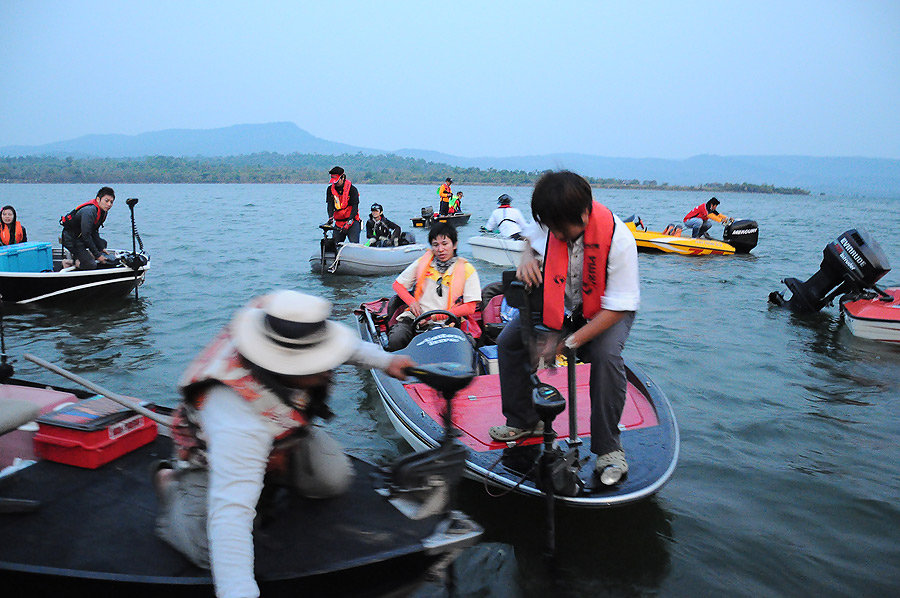 ทยอยเอาเรือมาให้กรรมการตรวจเพื่อความบริสุทธิ์ในงานแข่งว่าไม่มีการเก้บปลาไว้ในเรือ :grin: :grin: :gri