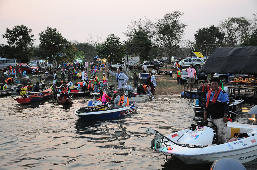 เราถือคติไม่อยากแพ้ เราไม่แข่งกับเรือเร็วด้วยกันแต่เราจะแข่งกับเรือชาวบ้าน ยังไงก็ชนะเนอะ :grin: :gr