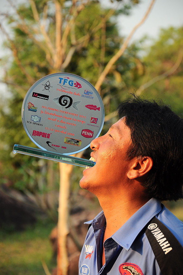 และก้ขอลากันด้วยภาพที่โม่งรู้แล้วว่าถ้วยรางวัลมัน... [b]แข็งขนาดไหน[/b] :grin: :grin: :grin: :grin:
