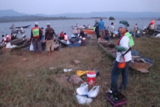 ตัดมาอีกวันคับมารอลงเรือพร้อมดูเค้าแข่งเรือด้วยเลย
 :grin: :grin: :grin: :grin: