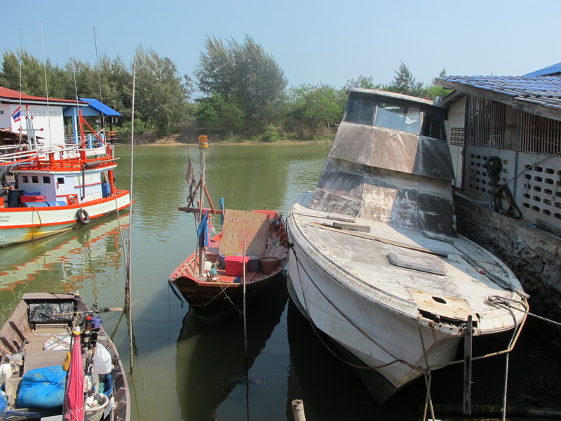  [b]บรรยากาศก่อนลงเรือหน้าบ้านไต๋เดินทะลุหลังบ้านลงเรือได้เลยไม่ต้องขนของไกลเหมือนสัตหีบ[/b]

 :um