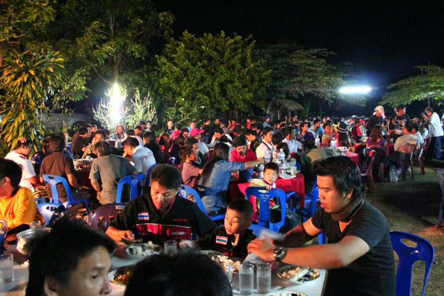 งานเลี้ยงอบอุ่น โต๊ะไม่พอ  :laughing:
