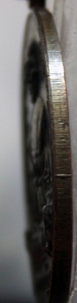 นี่คืออีกหนึ่งมาร์คตายของเหรียญนี้ครับ รอยตัดบริเวณเกือบๆ กึ่งกลางเหรียญต้องเป็นเส้นแบบนี้ครับ สำหรั