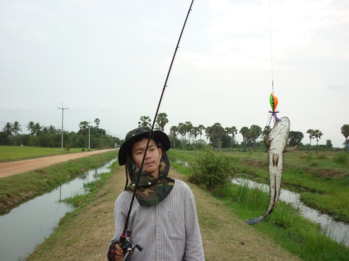 ตรงนี้มีคลองคู่เลยคับ  ตีกันบันเทิงเลย :grin: