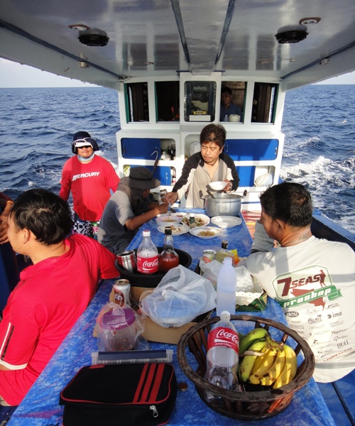 กับข้าวมื้อเช้าครับ
ข้าวต้ม ไข่เค้ม ยำกุญเชียง ถัวลิสง ผักกาดดอง
 :laughing: :laughing: :laughing: