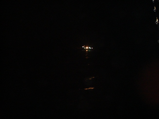 คืนที่สองของเราช่วงค่ำ 

มีเรือมาทอดเสมอกับเราอีกลำ คือน้องเเพรพลอย ไต๋ดี

คืนนี้เราไม่เงียบเหงา