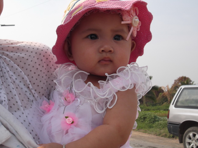 จอดรถปุ๊บ..ก้อเจอกับหนูน้อยหน้าใสคนนี้..ลูกใครหนอพ่อชั่งปั้น.. :love: :love: :heart: :heart: :rose: 