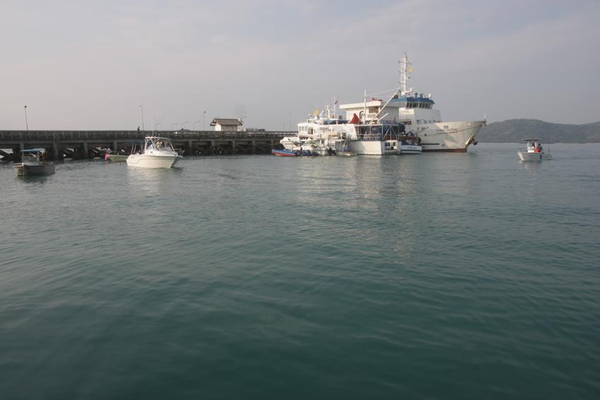 พวกเราเดินทางมาถึงสถานที่จัดงานแข่งขันกันครบทุกทีมแล้ว เรือเร็วเกือบทุกลำจะจอดกันที่อ่าวด้านนอก เพรา