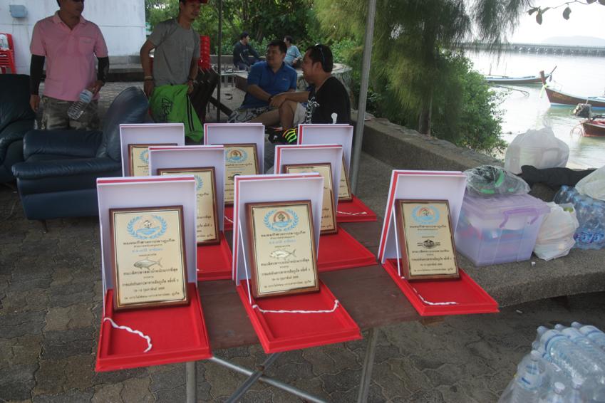 หน้าตาโล่ห์รางวัลในครั้งนี้ สนับสนุนโดยท่านเรวัตร อารีรอบครับ
