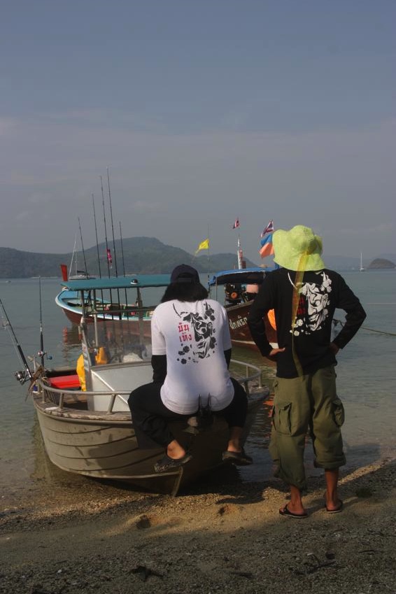 นี่คือทีมบันเทิงกับเรืออลูมีเนียมเจ้าของโล่ห์รางวัลมากมายที่ได้จากการแข่งขันตกปลาด้วยเรือ ปีนี้มาล่า