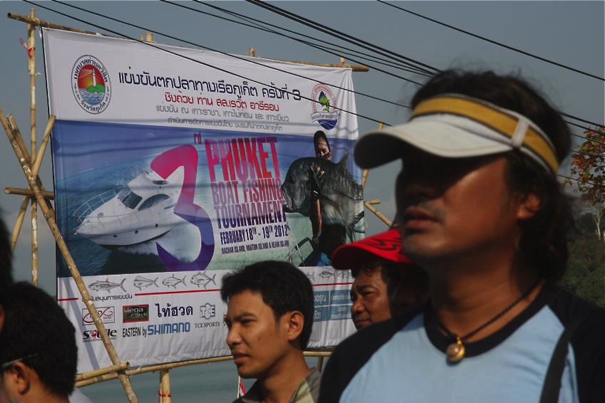 ป้ายงานแข่งขันปีนี้ ต้องขออภัยที่มีอิตาใส่หมวกมายืนเกะกะสายตาอยู่นะครับ