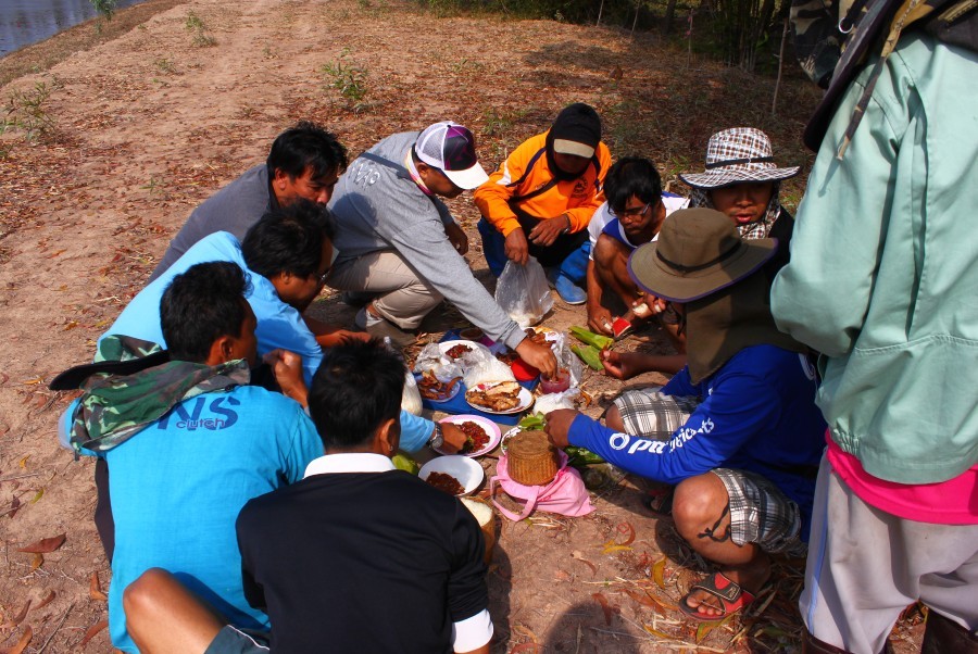 มาครับน้าๆ กินข้าวด้วยกัน  ปั้นข้าวเหนียว จ้ำเบ๊ะ จ้ำเบ๊ะ  :laughing: :laughing: :laughing: :laughin