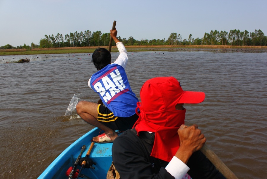 เอาเรือข้ามคลองไปส่งกันไว้ตามเกาะ แล้วเดินลุยตีกันครับ 