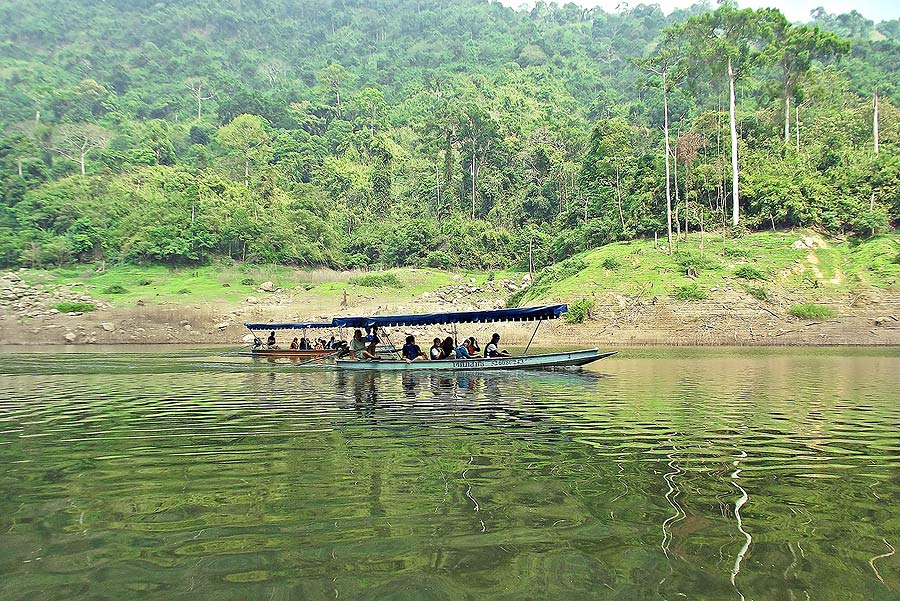  :cheer:
เรือนักท่องเที่ยวสวนทางกับพวกเรา เข้าไปชมต้นน้ำ