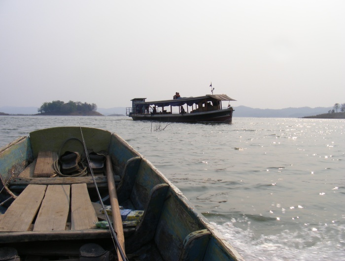 นั้นไงคลื่นเรือใหญ่มาแล้ว   โดนแน่เรา  เป็นเรือโดยสารขนาดใหญ่สำหรับเดินทางไปห้วยต้าและปากนาย 

 :s