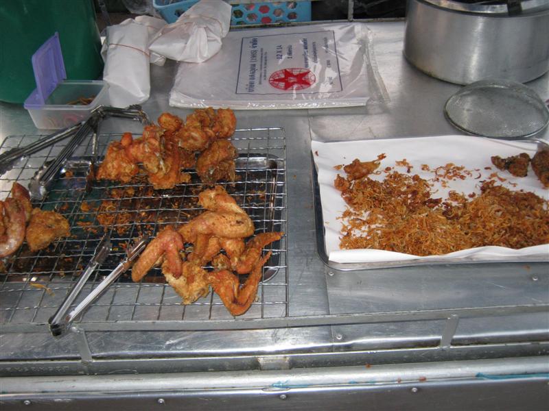 แถวนี้แม่ค้าแต่ละคนไม่ถูกใจเลยไม่งั้นจะชวนไปทำกับข้าวให้กินในเรือสักคนสองคน  งั้นซื้อไก่ไปกินดีกว่า 