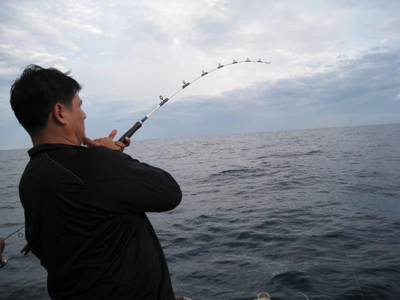 ท้ายเรือโดน....... แต่ไม่ได้เก็บภาพตอนปลาขึ้เพราะผมก็โดน......:grin: