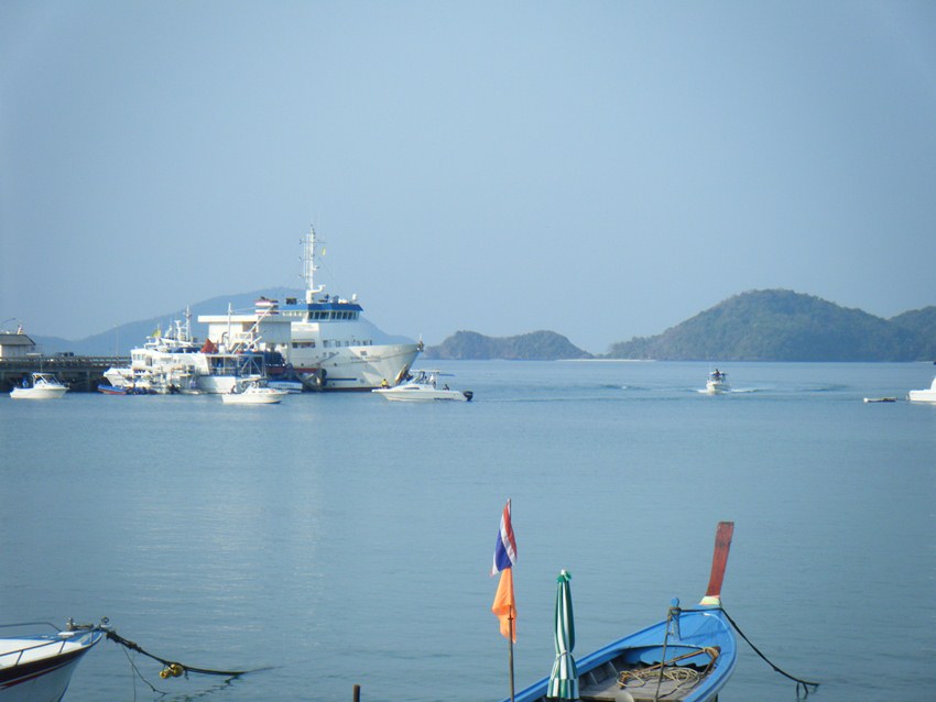 เรือที่มาร่วมแข่งขันมาจอดรอแล้ว มีเรือพี่เลี้ยงลำใหญ่มาคอยช่วยเหลือ  แต่ตอนแข่งขันเรือพี่เลี้ยงดันมา