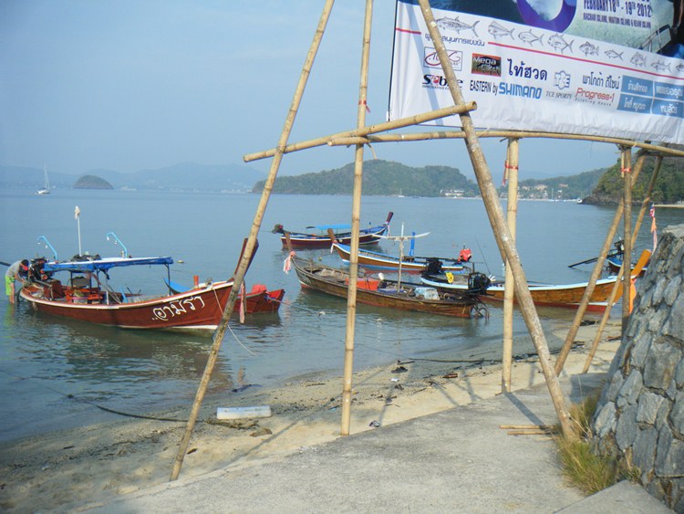 เรือหางยาวที่มาร่วมแข่งขันมาจอดรอแล้ว :cheer: :cheer: :cheer: :cheer: :cheer: