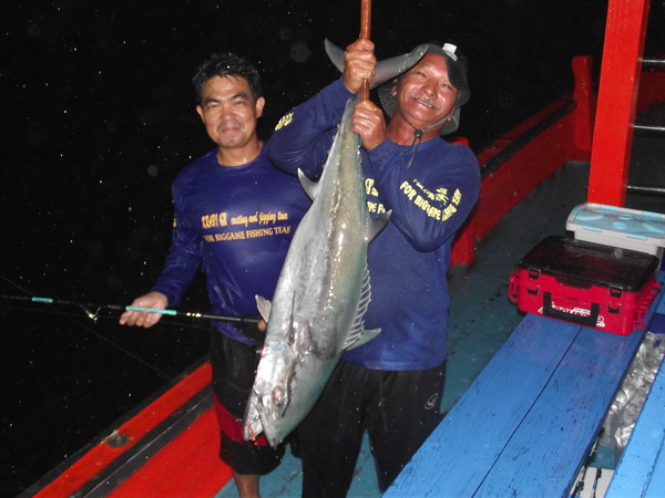 โกเล็กกับด็อกทูธทูน่าครับได้จากท้ายเรือฝนตกเลยไม่ได้ถ่ายตอนอัดเสียดาย :cheer: :cheer: :cheer: :cheer