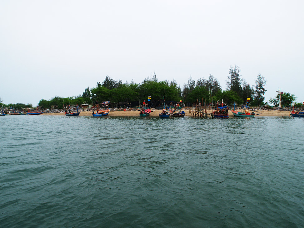 นั่งเรือชม วิถีชาวประมงไปเรื่อยๆ