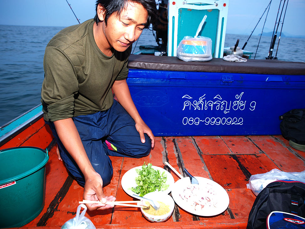 ไต๋ เปิบ โชว์แซบน้ำจิ้มก่อนเลย  :smile: