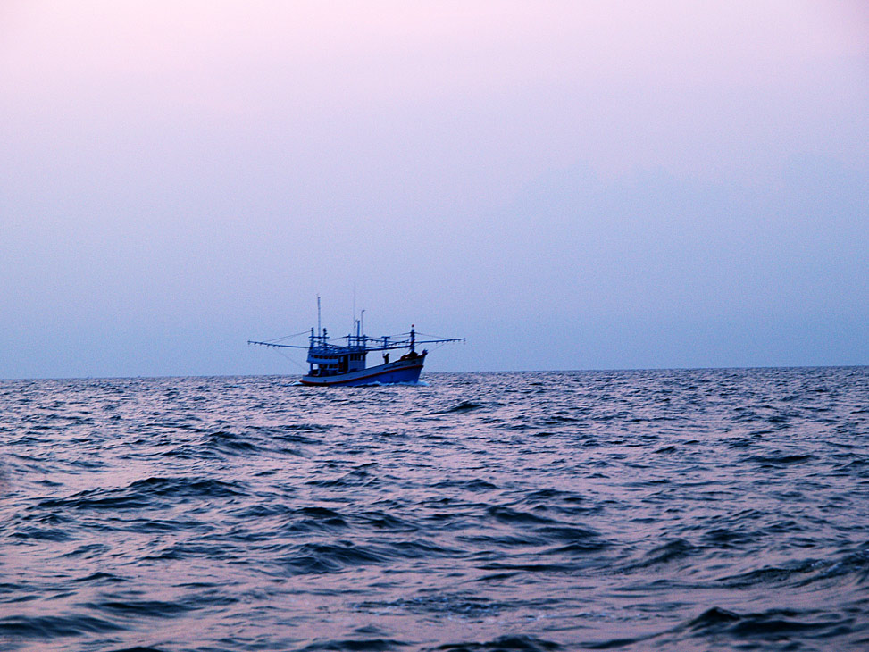 เรือใหญ่เริ่มกลับเข้าฝั่ง  :smile: