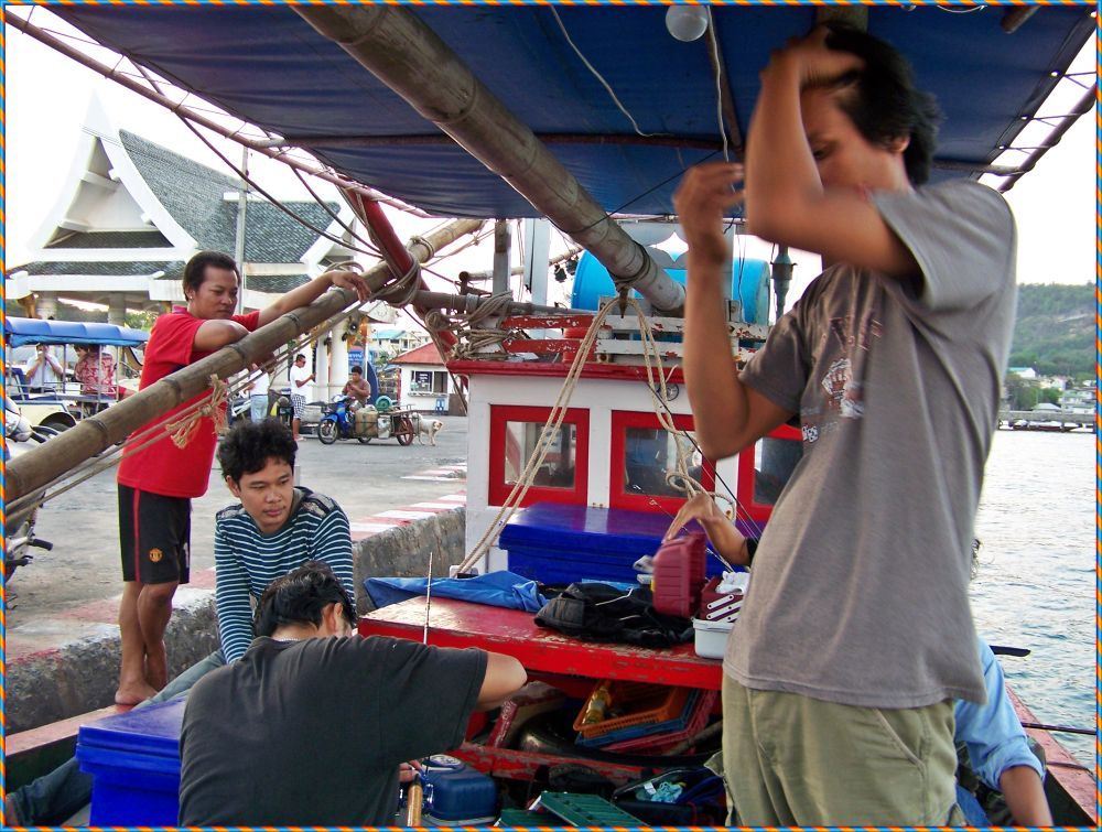 เริ่มลงเรือกันเลยครับ เรือมาจอดรออยู่เเล้ว  :blush: :blush: