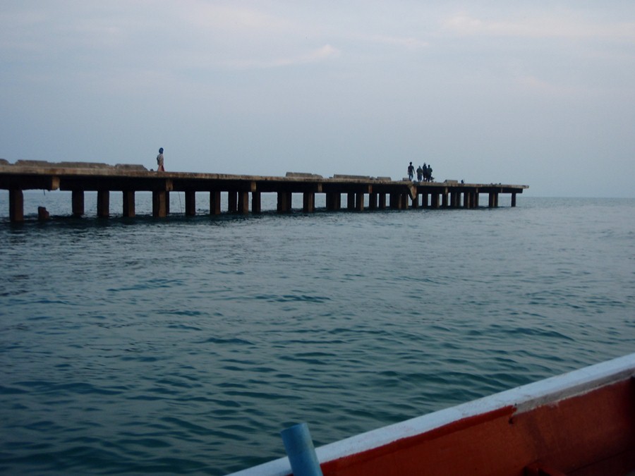 บรรยากาศของท่าเรือยามเช้า น่ามาตกที่แนวสะพานมากครับ ดูแล้วน่าจะมีปลาเก๋ารับแขกดีนะครับ