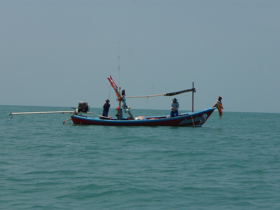 จากนั้นใต๋ชวนย้ายหมายมาที่เกาะหวังใน เพราะไม่มีเรือลำไหนได้ปลาเลย มันเหมือนกับการย้ายหมายหนีปลาเลยคร