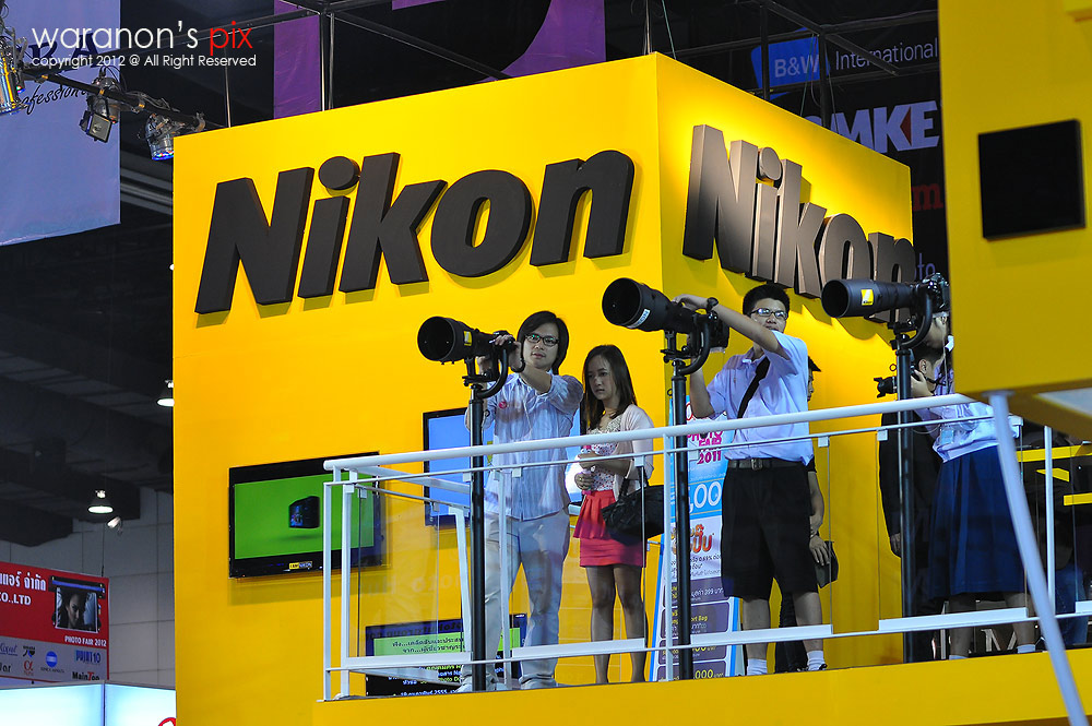 ค่าย Nikon เหลืองเด่นเห็นไกล มีกระบอกยาวๆ+กล้องเทพๆให้ลองเพี่ยบ