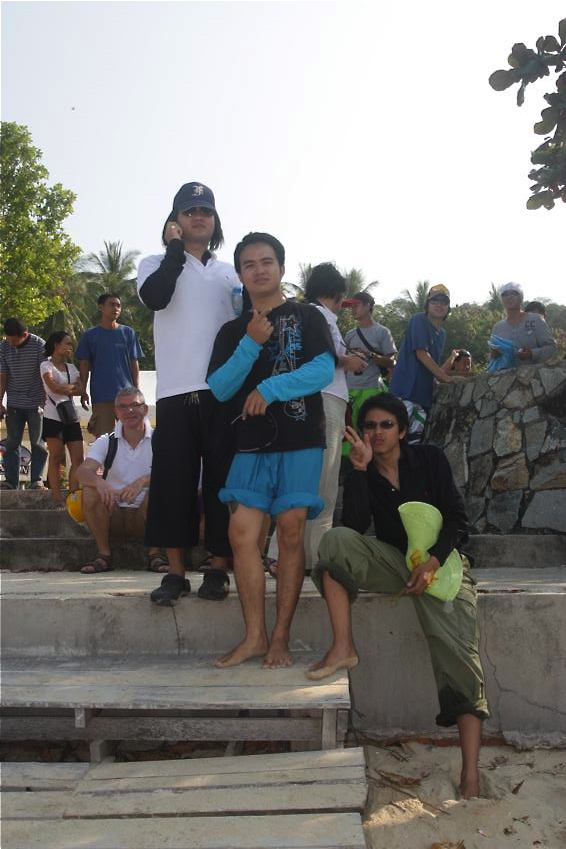 เก็บภาพมาทำคลิ๊ปได้เท่าที่เห็นนะครับ เอื้อเฟื้อโดยทีมบันเทิงครับ..

ซ้าย- เจ๊ตุ๊ นักพากษ์

กลาง-