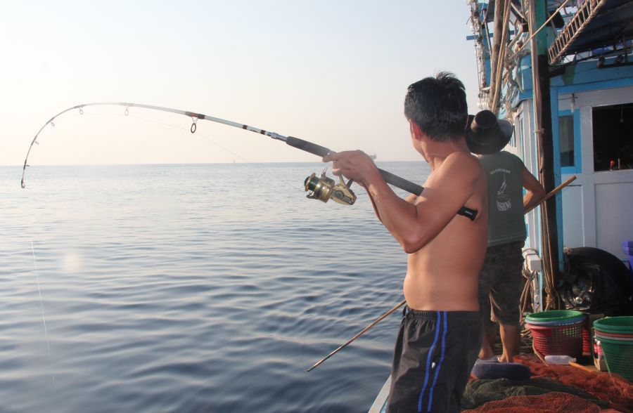 HOT จริงๆตาคนนี้เดินไปหลังเรือก็ปล้นเขา กลับมาหน้าเรือก็ยังมิวาย :grin: :grin: :grin: