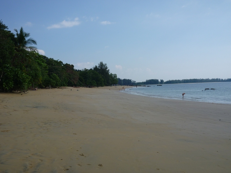 ทั้งฝรั่งทั้งหาดทรายไม่รู้ใครขาวกว่ากัน
 :umh: :umh: