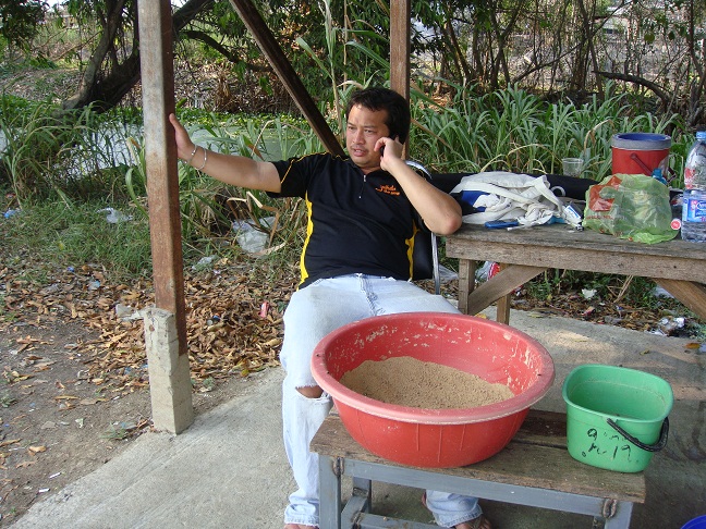 มาต่อกันเลยครับ  ระหว่างรอปลากิน น้าอู๋กำลังโทรรายงานน้ายอด หัวหน้าแกงค์ตบเด็ก

 :grin: :grin: :gr