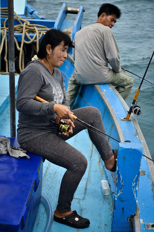 ทางด้านท้ายก็ทำกับข้าวกันไป ส่วนหัวเรือก็หาปลาจานกลับบ้านครับ


 :smile: :smile: :smile: :smile: 